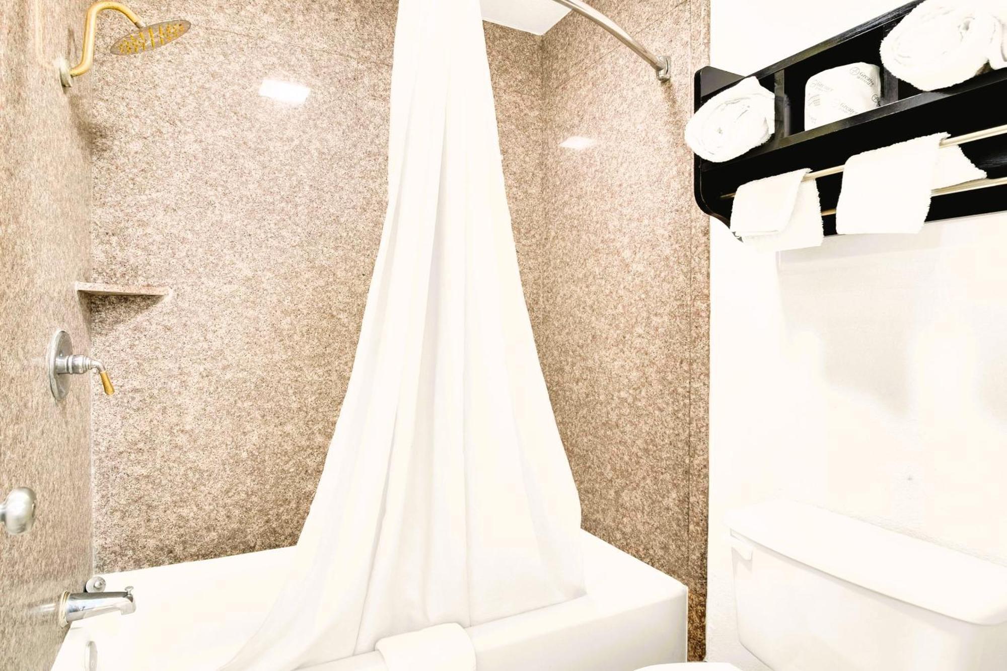 Three Rivers Executive Inn & Suites By Oyo Εξωτερικό φωτογραφία