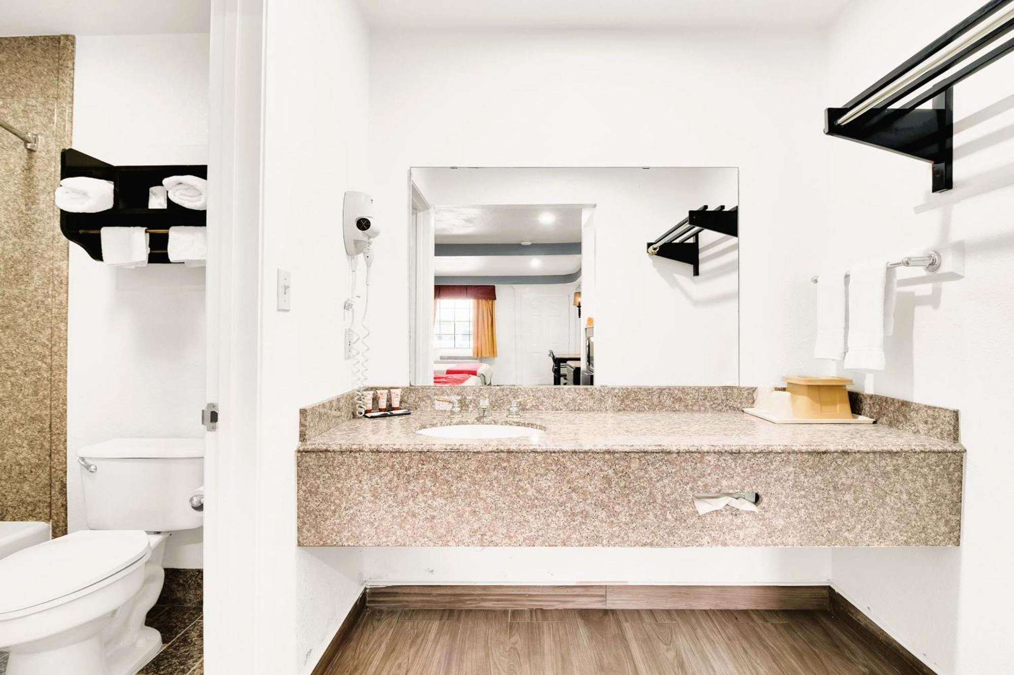 Three Rivers Executive Inn & Suites By Oyo Εξωτερικό φωτογραφία